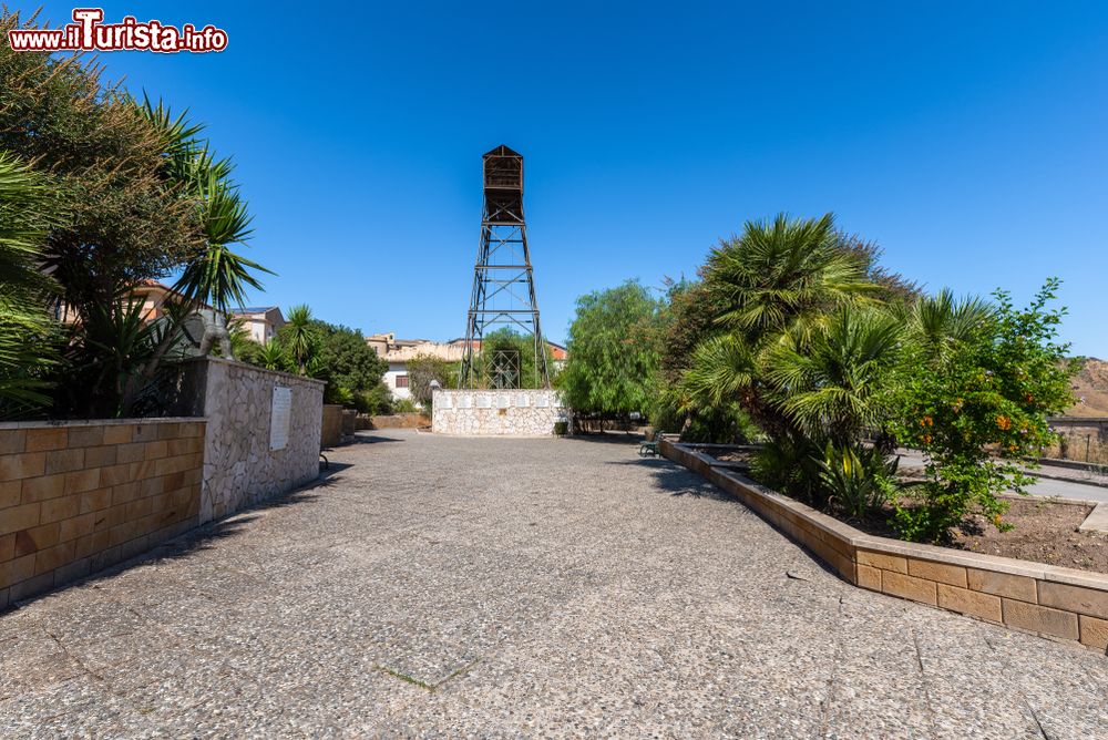 Immagine Il Monumento ai Minatori di Riesi, siamo nei pressi di Caltanissetta in Sicilia