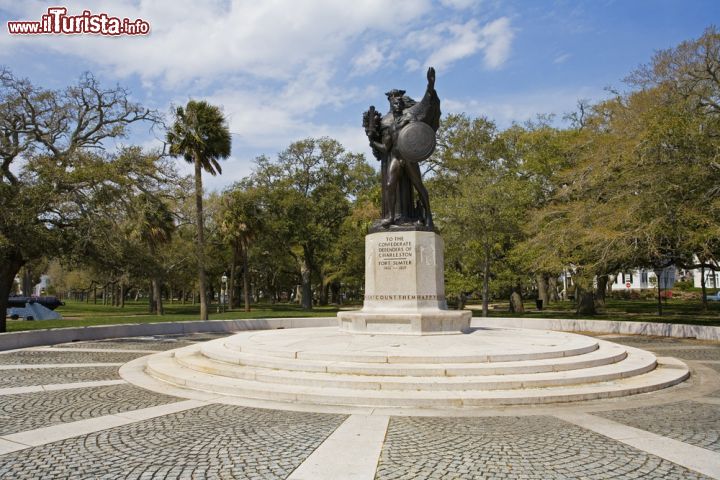 Immagine Il monumento ai soldati confederati del Confederate Soldier Memorial, presso i White Point Gardens a Charleston, South Carolina - foto © DnDavis / Shutterstock.com