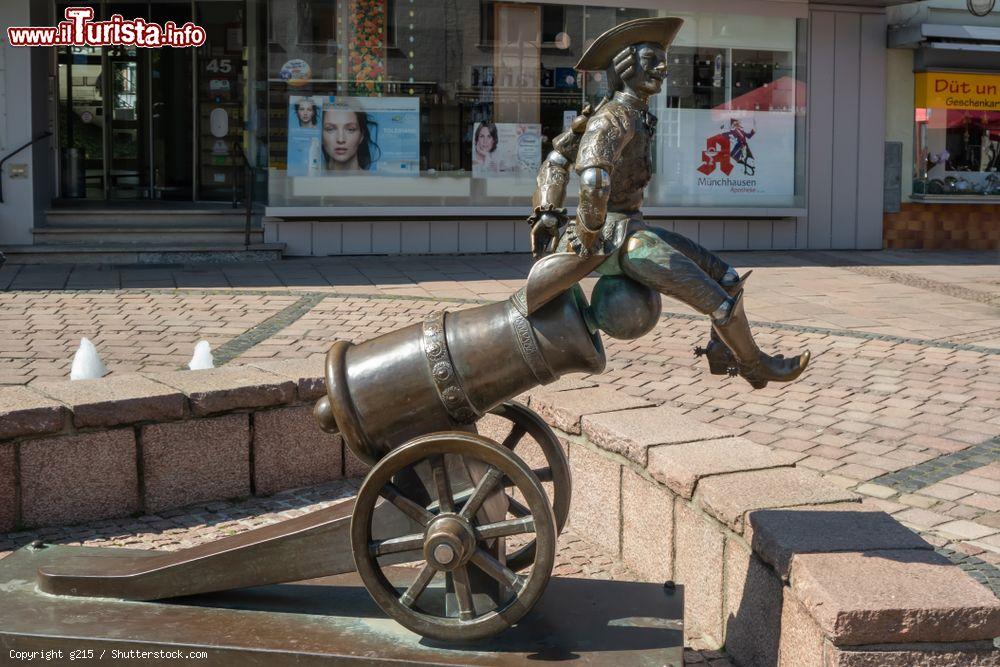 Immagine Il monumento al Barone di Munchhausen sopra alla palla di cannone a Bodenwerder in Germania - © g215 / Shutterstock.com