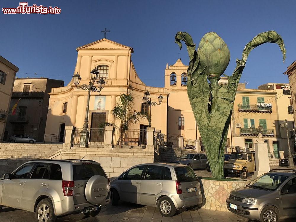 Immagine Il Monumento al Carciofo nella piazza centrale di Cerda in Sicilia - © Di Austernfischer ry , CC BY-SA 4.0, Wikipedia