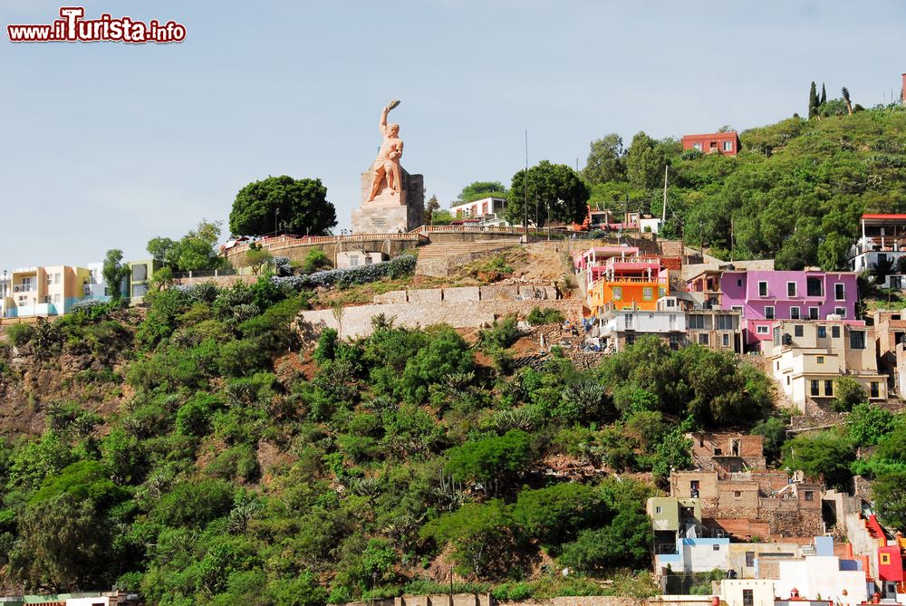 Immagine Il monumento al Pipila, Guanajuato, Messico. Inaugurata nel 1939, è una delle attrazioni turistiche più visitate della città. E' dedicato a Juan Jose de los Reyes Martinez Amaro, meglio conosciuto come El Pipila, personaggio storico della Guerra d'Indipendenza del Messico.