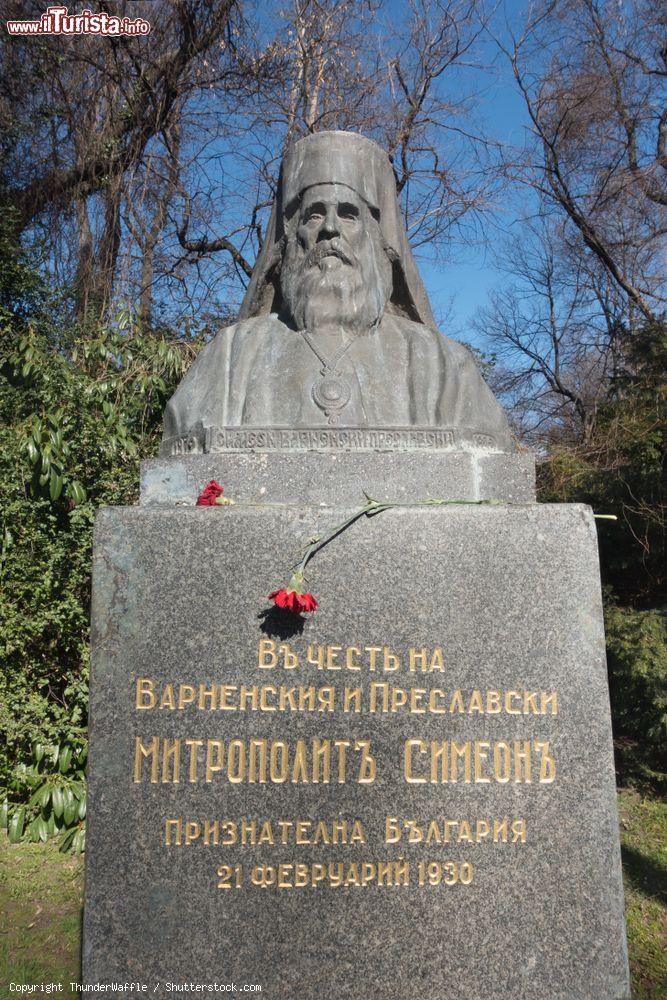 Immagine Il monumento al vescovo di Varna e Preslav Simeon (1840-1937), Bulgaria. Sacerdote e illuminista, Simeon è stato anche uno scienziato e uno scrittore - © ThunderWaffle / Shutterstock.com