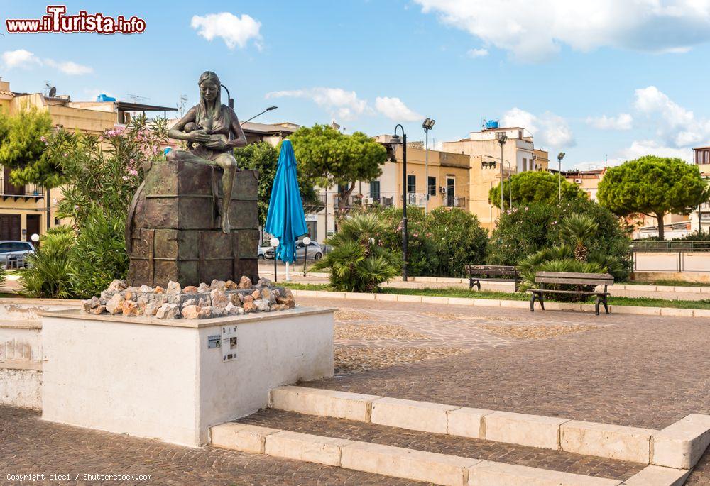 Immagine Il monumento all'emigrante, opera di Rosario Vullo, si trova nel parco pubblico di Isola delle Femmine, Sicilia - © elesi / Shutterstock.com