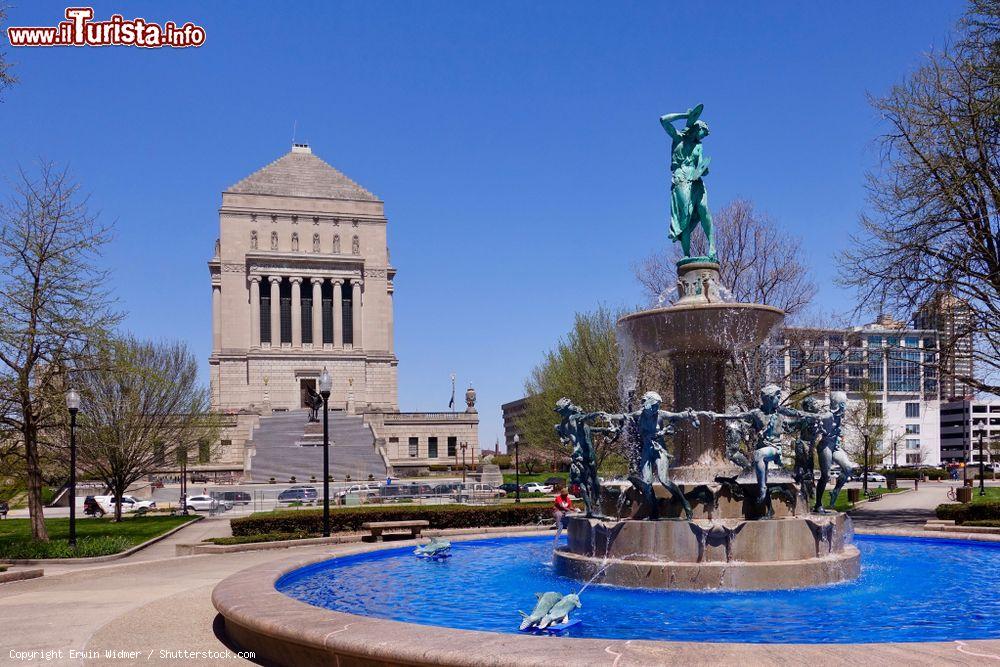 Immagine Il Monumento alla Guerra di Indianapolis, Indiana (USA) con la Depew Memorial Fountain. Ultimata nel 1919, questa fontana è composta da figure in bronzo su una base in granito rosa - © Erwin Widmer / Shutterstock.com