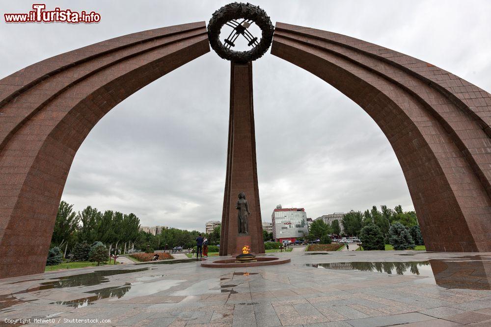 Immagine Il Monumento alla Vittoria sull'omonima piazza a Biškek (Bishkek), la capitale del Kirghizistan - foto © MehmetO / Shutterstock.com