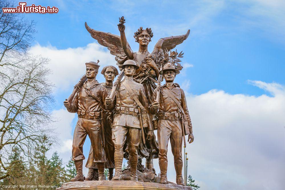 Immagine Il Monumento alla Vittoria Alata di Olympia, stato di Washington, Stati Uniti. Questo gruppo scultoreo è dedicato a tutte le persone impegnate nella Prima Guerra Mondiale - © Png Studio Photography / Shutterstock.com