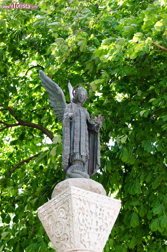 Immagine Il monumento all'angelo nella piazza principale di Trebinje, Bosnia Erzegovina.