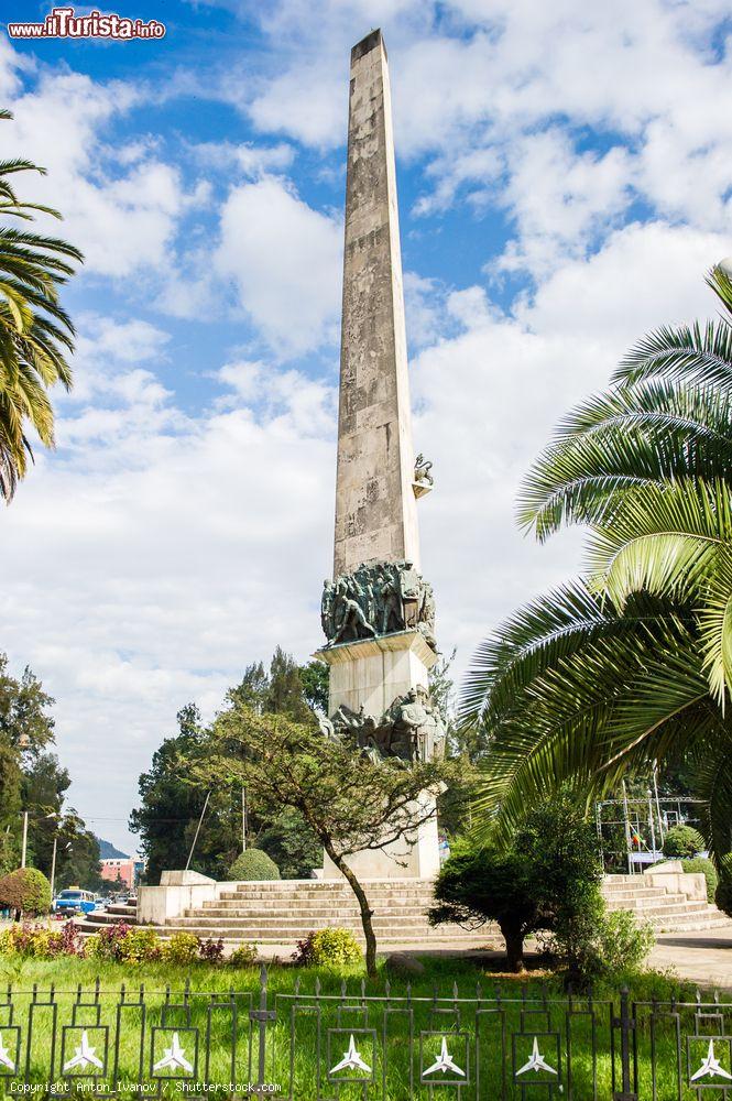 Immagine Il monumento allo Yekatit 12 a Addis Abeba, Etiopia. Alto 28 metri, questo obelisco in pietra e bronzo è stato eretto nel 1955 in memoria delle vittime etiopi della strage di Addis Abeba, la repressione italiana che ebbe luogo dopo il tentato assassinio di Rodolfo Graziani, viceré dell'Etiopia italiana - © Anton_Ivanov / Shutterstock.com