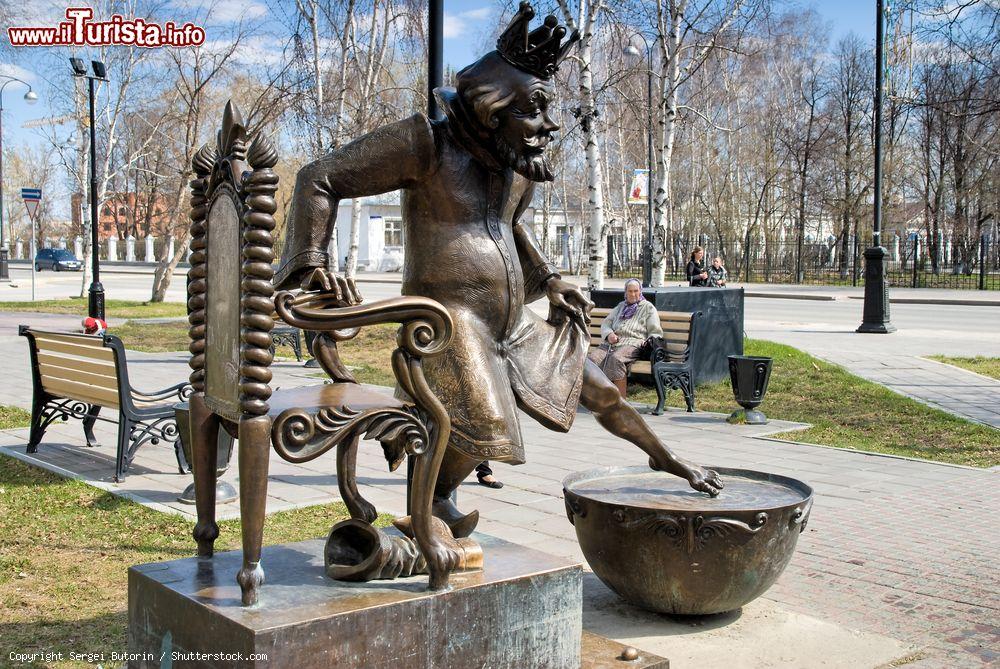 Immagine Il monumento allo zar della favola Konek-Gorbunok di Yershov a Tobolsk, Russia - © Sergei Butorin / Shutterstock.com