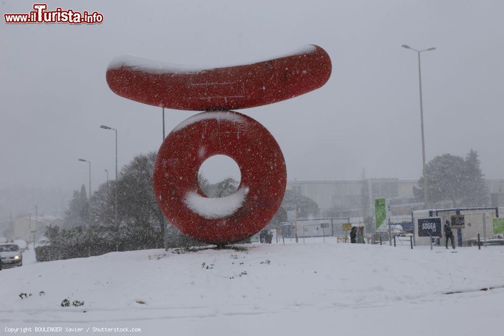 Immagine Il monumento chiamato "La salsiccia" all'università delle Scienze di Montpellier, in una giornata con la neve - © BOULENGER Xavier / Shutterstock.com