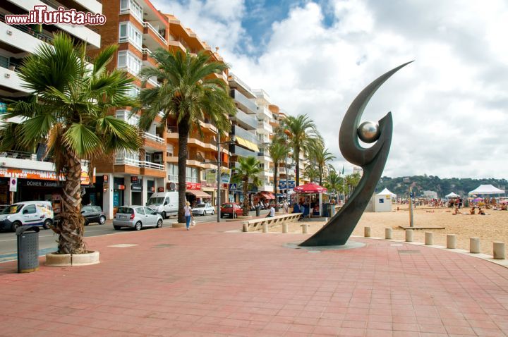 Immagine Il Monumento de L'Esguard di Lloret de Mar, in Catalogna, si trova sul lungomare De los Campeones ("dei campioni"), dove venne realizzato nel 2000 per ricordare il Meeting Internazionale dei tifosi del Barcellona. La struttura è in bronzo, mentre è di acciaio inossidabile la palla, che simboleggia il gioco del calcio ma anche il globo terrestre, come dire che a Lloret de Mar si incontrano visitatori di tutto il mondo - © agolndr / Shutterstock.com