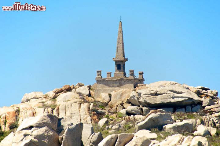Immagine Il monumento dedicato alle vittime del naufragio della Sémillante, isola di Lavezzi, Corsica. Si verificò nel 1855 e causò la morte di 700 persone sepolte in due piccoli cimiteri dell'isola.