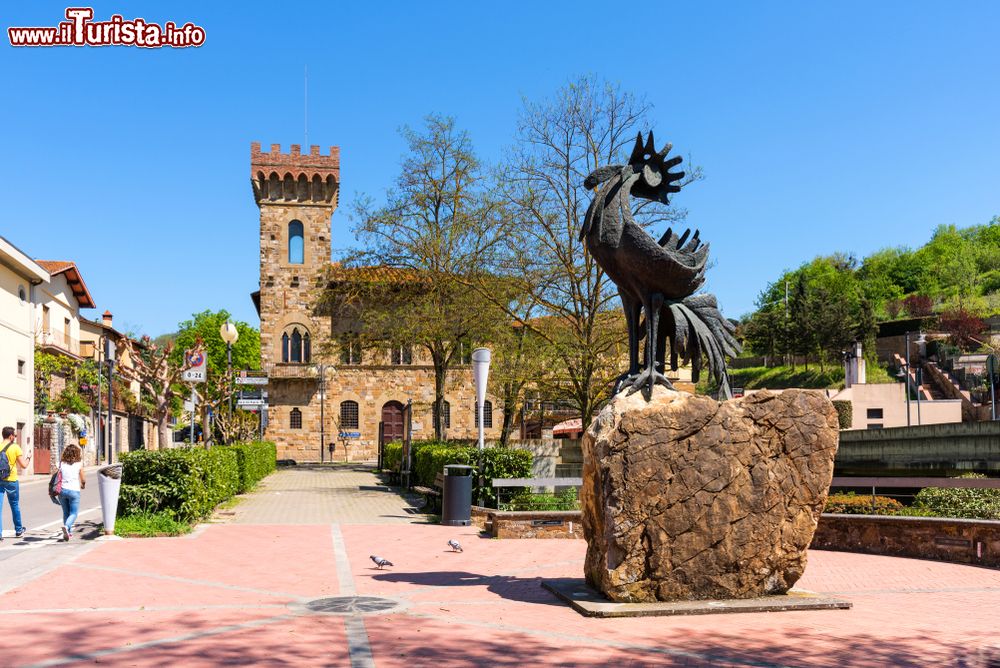Immagine il monumento del Gallo Nero, simbolo del vino doc a Greve in Chianti in Toscana