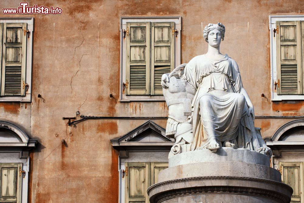 Immagine Il monumento della Pace in piazza Libertà a Udine, Friuli Venezia Giulia. Posto in questa piazza nel 1819 dopo essere stato a lungo in stato di abbandono, questo monumento era stato commissionato durante la dominazione francese per commemorare a Campoformido la stipula dell'omonimo contratto.