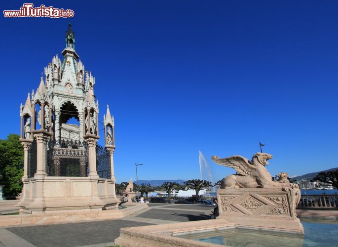Immagine Il monumento di Brunswick nel parco delle Alpi a Ginevra, Svizzera. Mausoleo di stile neogotico, questa costruzione, che sorprende per la sua architettura e la storia, è una replica del monumento degli Scaligeri di Verona. Risale al XIV° secolo ed è stata costruita su richiesta del duca di Brunswick