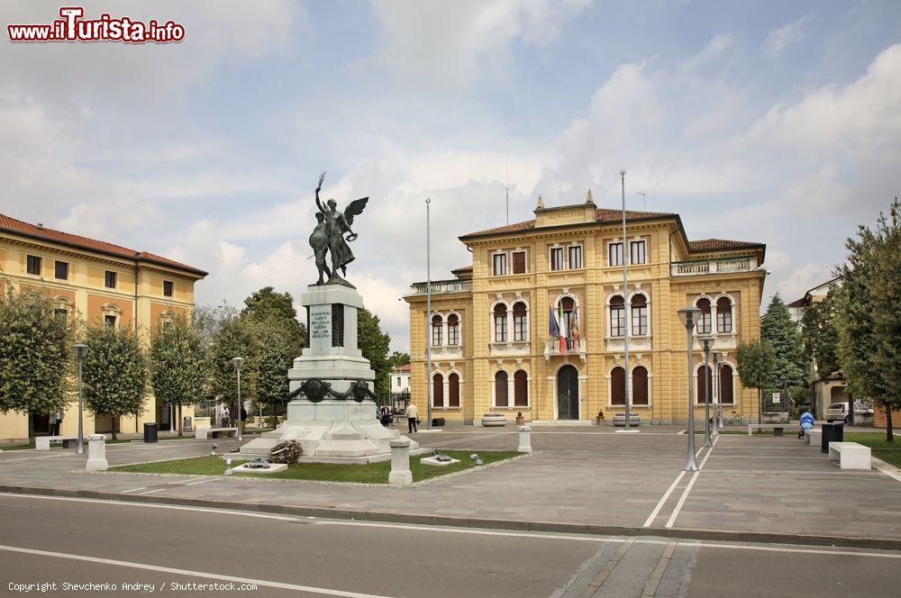 Immagine Il monumento di Piazza dei Caduti con il Palazzo Municipale a Mogliano Veneto, Italia. Il Municipio, sobrio all'esterno, si presenta invece con decorazioni Art Decò all'interno. Al centro della piazza sorge il monumento ai caduti della Prima Guerra Mondiale: porta la firma di Giuseppe Vasco Vian - © Shevchenko Andrey / Shutterstock.com