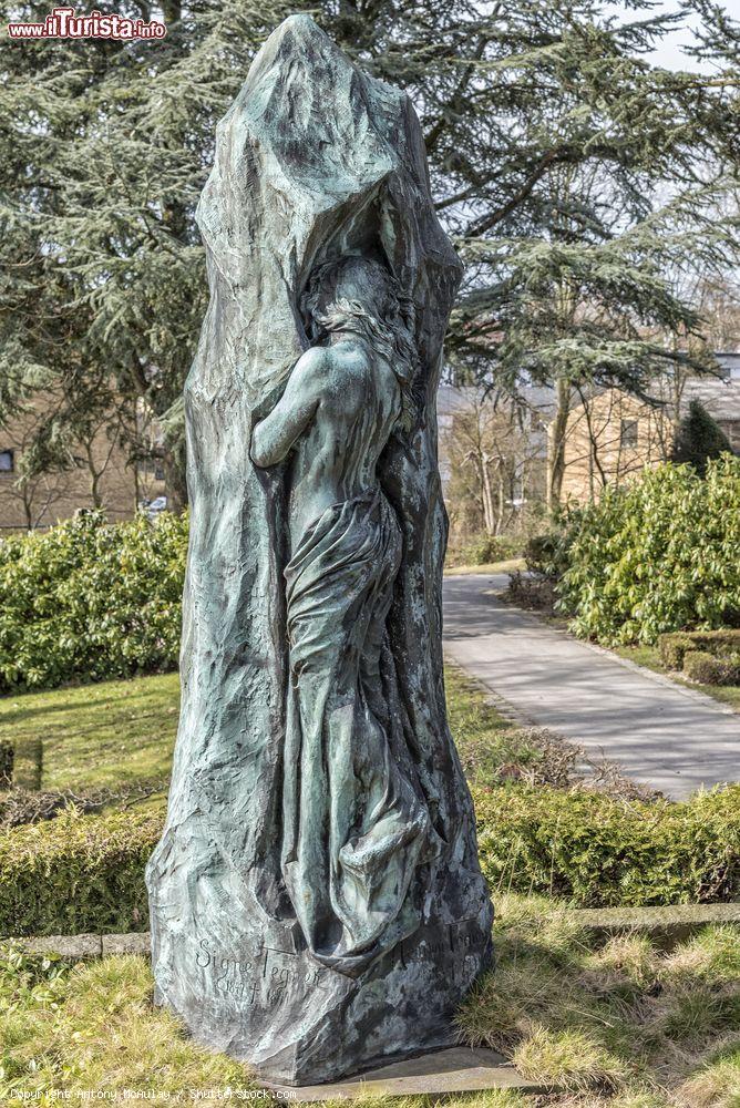 Immagine Il monumento di Rudolph Tegners a sua madre situato nel cimitero di Helsingor, Danimarca. Tegners è stato uno scultore danese legato al movimento simbolista - © Antony McAulay / Shutterstock.com