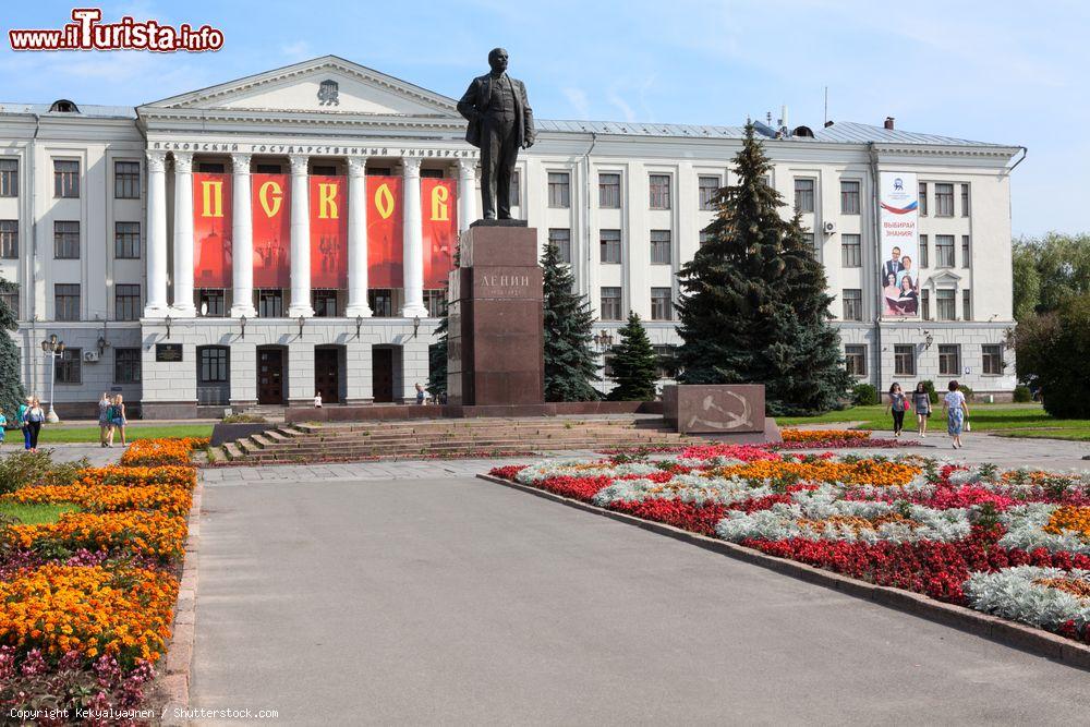 Immagine Il monumento in bronzo a Lenin di fronte all'Università Statale di Pskov, Russia. Siamo nella bella piazza intitolata al rivoluzionario e politico russo - © Kekyalyaynen / Shutterstock.com