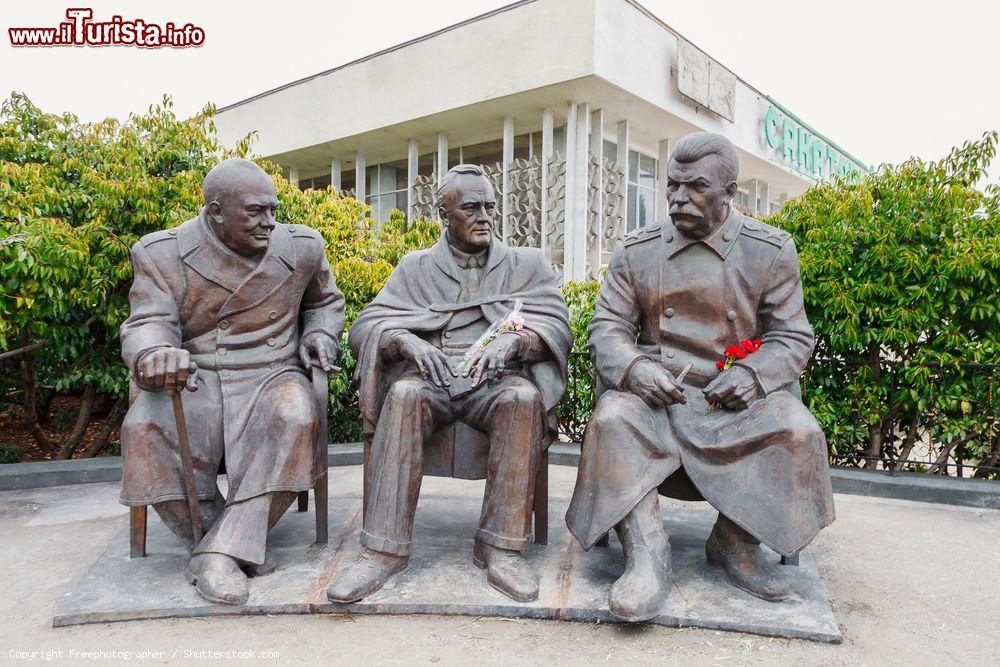 Immagine Il monumento in onore dei 70 anni della Conferenza di Jalta, Crimea. Quest'opera scultorea rappresenta i tre grandi - Churchill, Roosvelt e Stalin - che si incontrarono a Jalta dal 4 all'11 febbraio 1945 per prendere importanti decisioni sul proseguimento del conflitto, l'assetto futuro della Polonia e l'istituzione dell'Organizzazione delle Nazioni Unite - © Freephotographer / Shutterstock.com