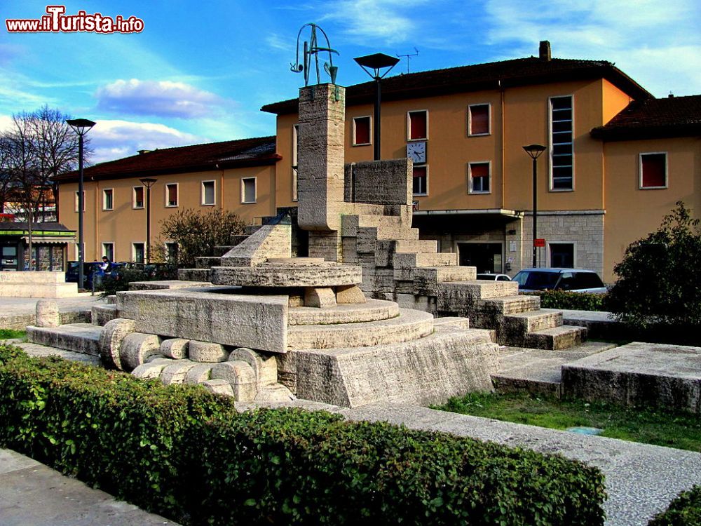 Immagine Il monumento L'Incontro, opera di Pietro Cascella ad Isernia