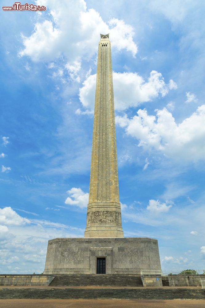 Immagine Il monumento San Jacinto a Houston (Texas) in una bella giornata di sole. Si tratta di una colonna di cemento armato alta quasi 173 metri vicino alla città di Deer Park. Sulla sommità è sormontata da una stella da 200 tonnellate in ricordo della battaglia di San Jacinto, decisiva per la rivoluzione texana.
