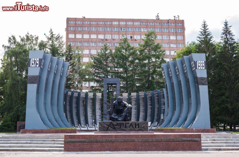 Immagine Il monumento Tulipano Nero in memoria dei soldati uccisi in Afghanistan, Ekaterinburg, Russia - © Senata / Shutterstock.com