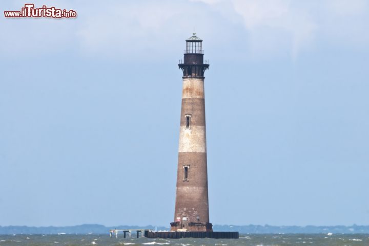 Immagine Il Morris Island Lighthouse, costruito nel 1876 nelle acque dell'Oceano Atlantico antistanti la costa del South Carolina - foto © Denton Rumsey / Shutterstock.com
