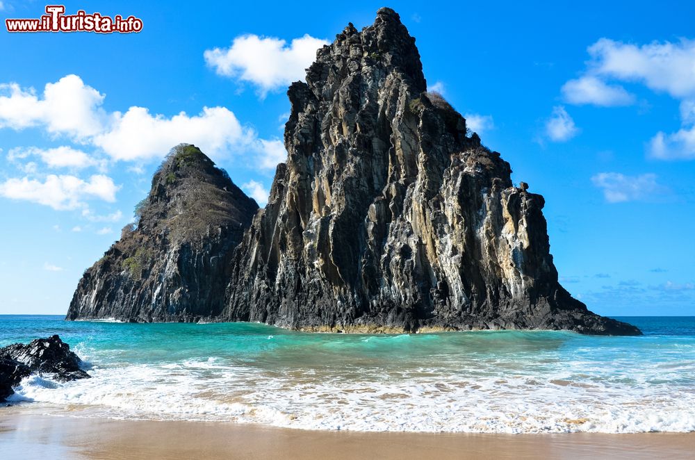 Immagine Il Morro Dois Irmaos sull'isola di Fernando de Noronha, Brasile. Questa formazione rocciosa emerge dall'Oceano Atlantico ed è una delle attrazioni naturali più fotografate dell'isola tropicale.