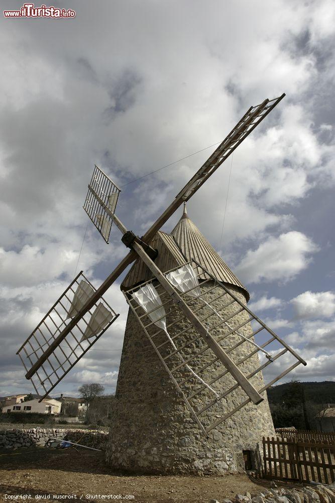 Immagine Il mulino a vento di St. Pierre de la Farge nei pressi di Lodeve, Francia - © david muscroft / Shutterstock.com