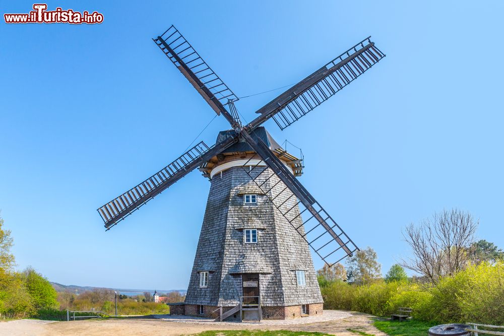 Immagine Il mulino a vento olandese a Benz, isola di Usedom (Meclemburgo-Pomerania), Germania.