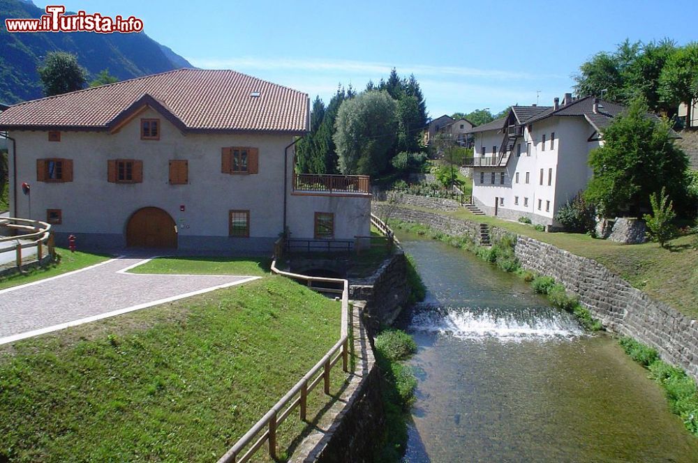 Immagine Il Mulino Angeli (Museo degli spaventapasseri) a Roncegno Terme - © Alexroat - Wikipedia