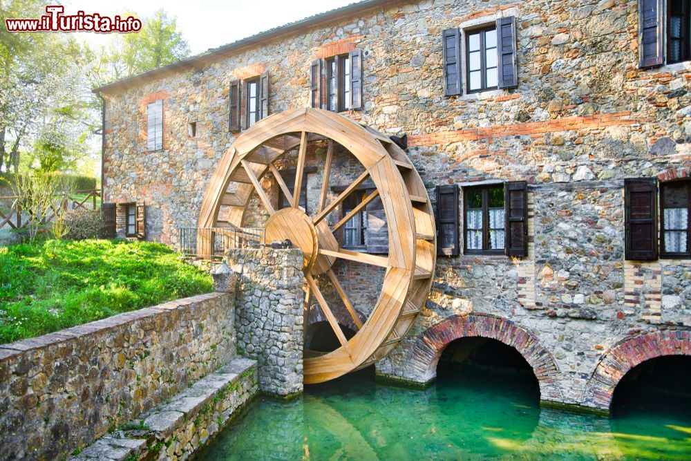 Immagine Il Mulino delle Pile, alias il Mulino Bianco della pubblicità Barilla si trova a Chiusdino