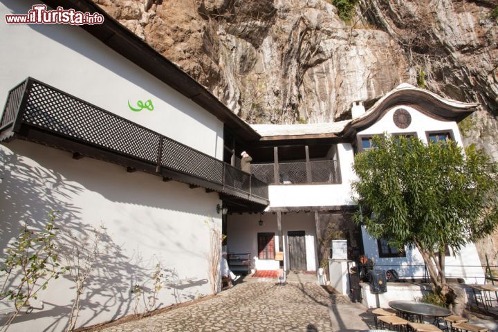 Immagine Il Mullah di Blagaj, in Bosnia-Erzegovina, richiama i fedeli alla preghiera - in questa suggestiva foto possiamo osservare il Mullah di Blagaj, ovvero il capo della comunità religiosa locale, nell'atto di richiamare i fedeli alla preghiera, all'interno del famoso Blagaj Tekija, il monastero islamico derviscio.  - © Radiokafka / Shutterstock.com