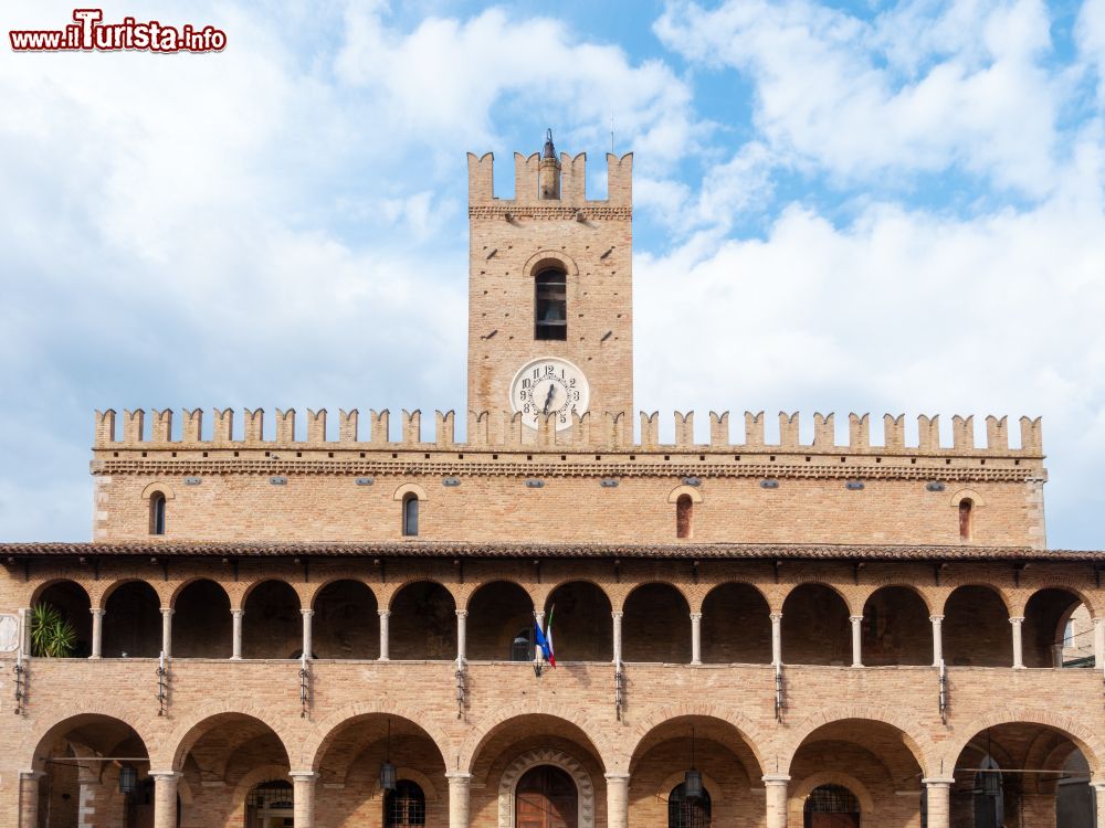 Immagine Il municipio con la torre dell'orologio di Urbisaglia nelle Marche