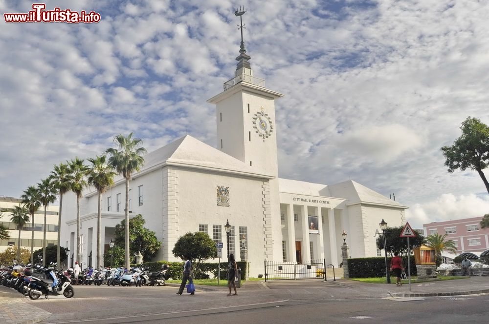 Immagine Il Municipio della città di Hamilton, Bermuda. Questo elegante edificio bianco, con la torre dell'orologio, sorge lungo Church Street dove si trovano anche la Session House (Parlamento), la Cattedrale e altri palazzi storici. 