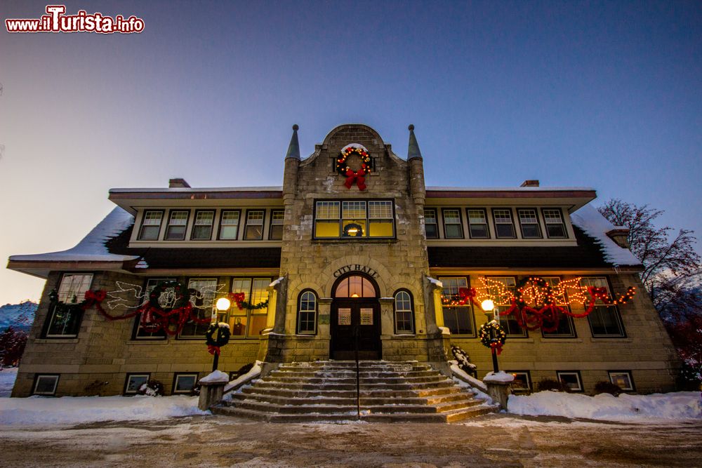 Immagine Il Municipio della cittadina di Fernie, British Columbia, illuminato durante il periodo natalizio (Canada).