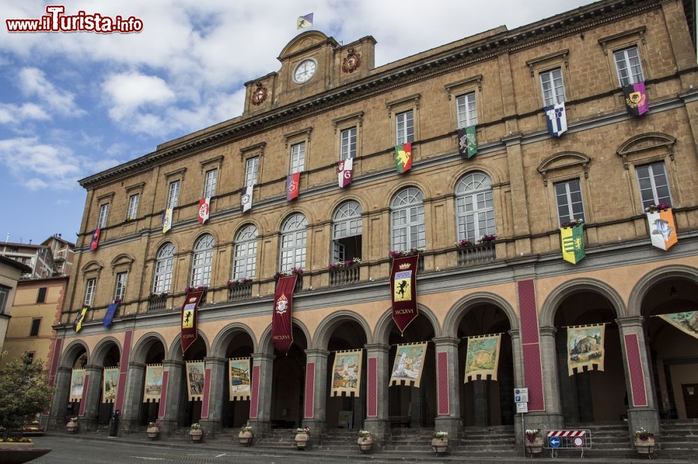 Immagine Il municipio di Acquapendente borgo del Lazio