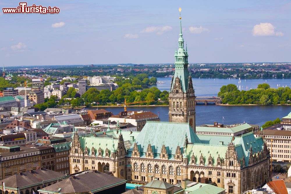 Immagine Il Municipio di Amburgo, Germania. E' situato nel centro storico cittadino e ogni anno accoglie mediamente 100 mila visitatori. Venne costruito fra il 1886 e il 1897 in stile neorinascimentale su progetto di un gruppo di architetti guidati da Martin Haller.