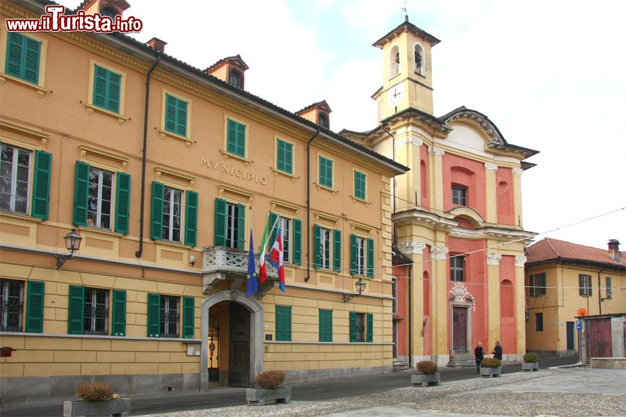 Immagine Il Municipio di Ameno, la località che domina la sponda orientale del Lago d'Orta  - © Alessandro Vecchi - CC BY-SA 3.0, Wikipedia