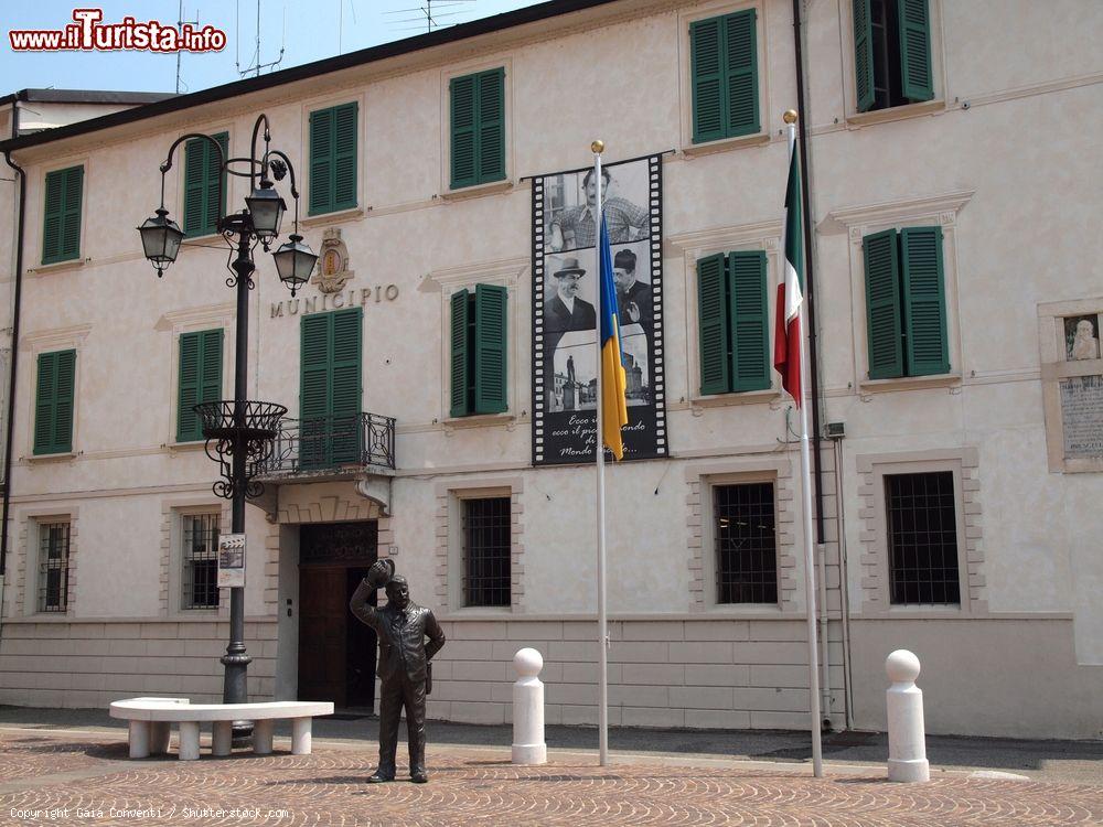 Immagine Il Municipio di Brescello con la statua di Gino Cervi che interpreta Peppone - © Gaia Conventi / Shutterstock.com