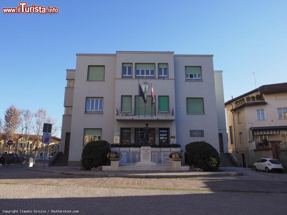 Immagine Il Municipio di Grugliasco, comune dell'hinterland torinese in Piemonte - © Claudio Divizia / Shutterstock.com