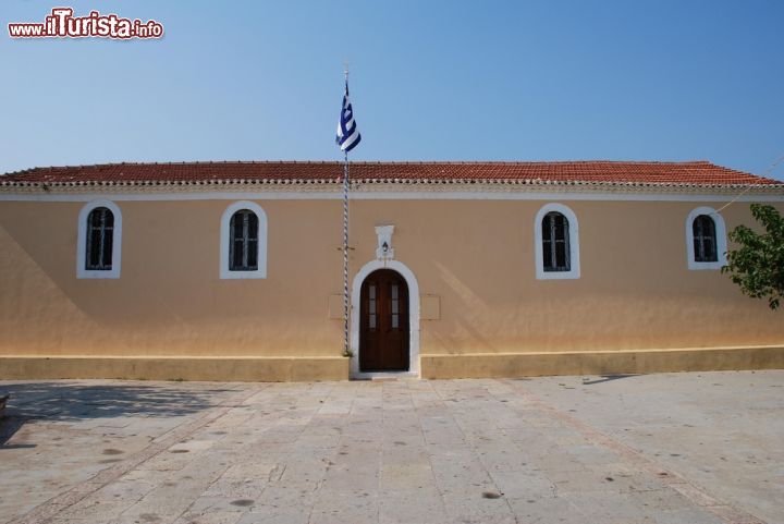 Immagine Il Municipio di Katomeri a Meganissi, Grecia - L'edificio che ospita la sede municipale della città di Katomeri: sulla porta d'ingresso sventola la bandiera greca © David Fowler / Shutterstock.com