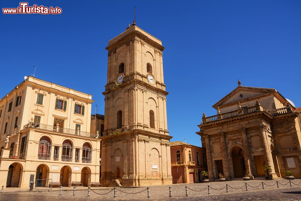Immagine Il Municipio di Lanciano e, accanto, la Cattedrale di Santa Maria del Ponte, nel centro storico della città abruzzese.