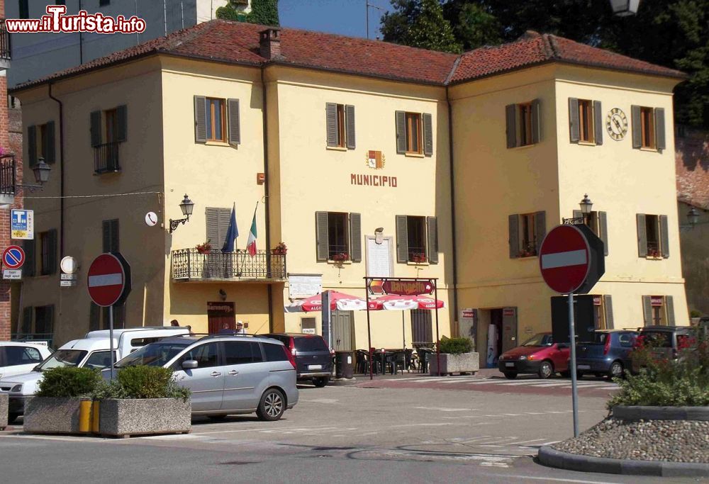 Immagine Il Municipio di Monale, cittadina del Piemonte in provincia di Asti - © F Ceragioli, CC BY-SA 3.0, Wikipedia