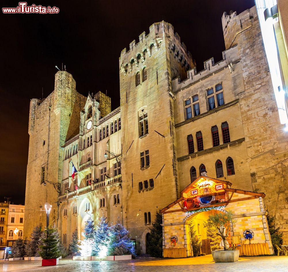 Immagine Il Municipio di Narbona ospitato nel Palazzo Arcivescovile, Francia, fotografato di notte.