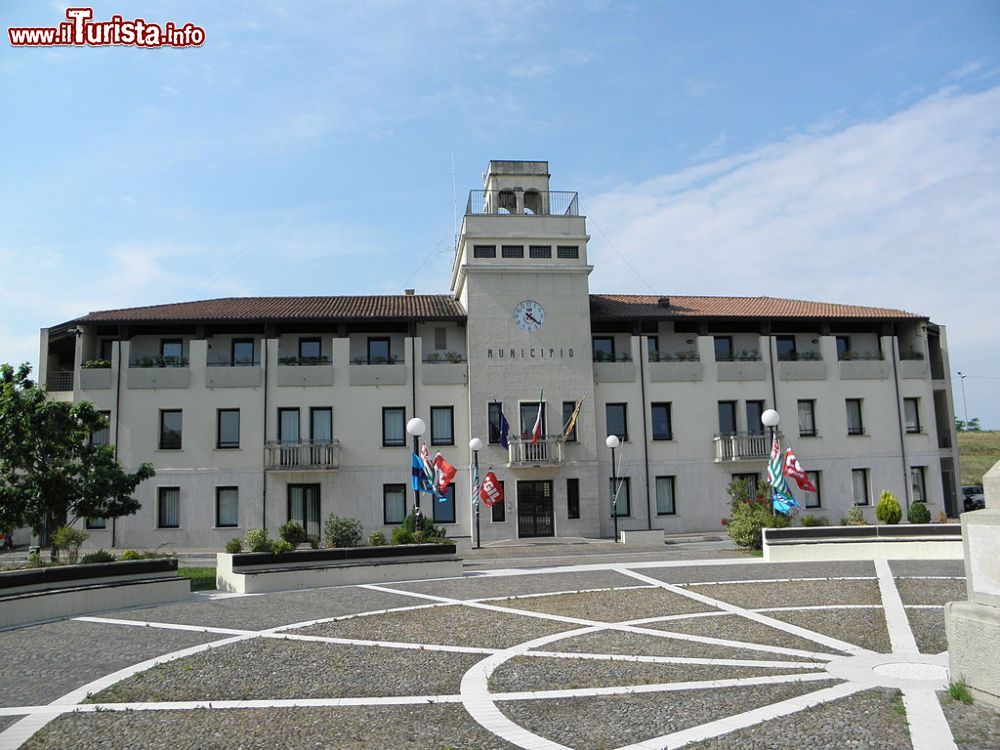 Immagine Il municipio di Porto Tolle in Veneto - © Threecharlie - CC BY-SA 3.0, Wikipedia