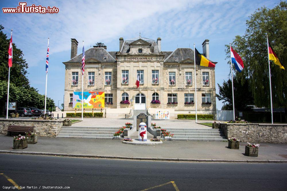 Immagine Il Municipio di Sainte-Mere-Eglise e il monumento alla liberazione della Seconda Guerra Mondiale - © Sue Martin / Shutterstock.com