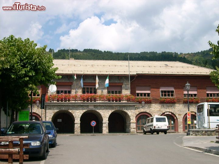 Immagine Il Municipio di Santo Stefano d'Aveto, Provincia di Genova - © Davide Papalini - CC BY 2.5 - Wikimedia Commons.