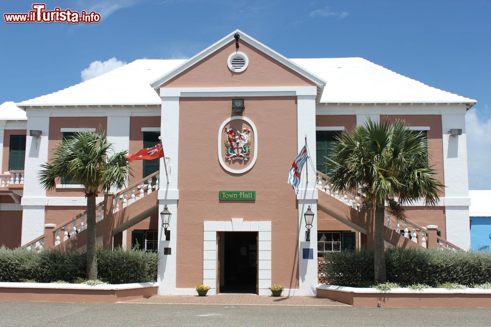 Immagine Il Municipio di St. George's, Bermuda. In questo edificio dal sapore coloniale si riunisce l'amministrazione cittadina di St. George's, capitale dell'isola di Grenada nel Mare dei Caraibi.