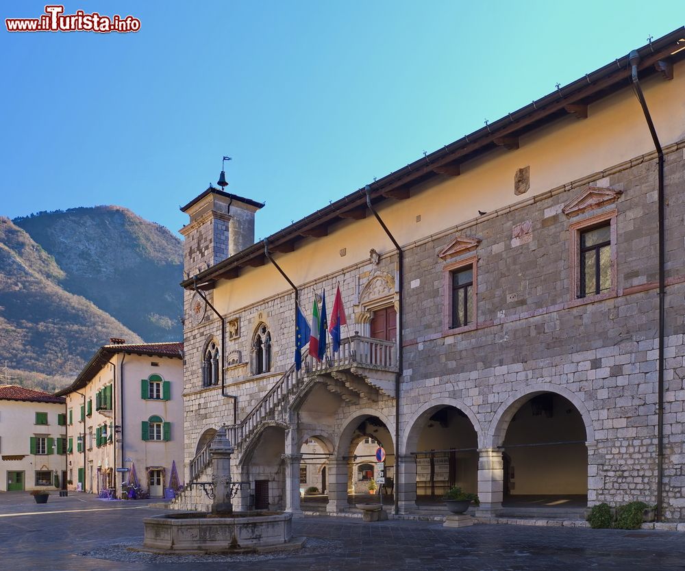 Immagine Il municipio di Venzone, Friuli Venezia Giulia, Italia. Passeggiando per il centro storico del paese si possono ammirare i segni lasciati dai popoli e dalle culture che hanno conquistato e abitato il piccolo borgo medievale.